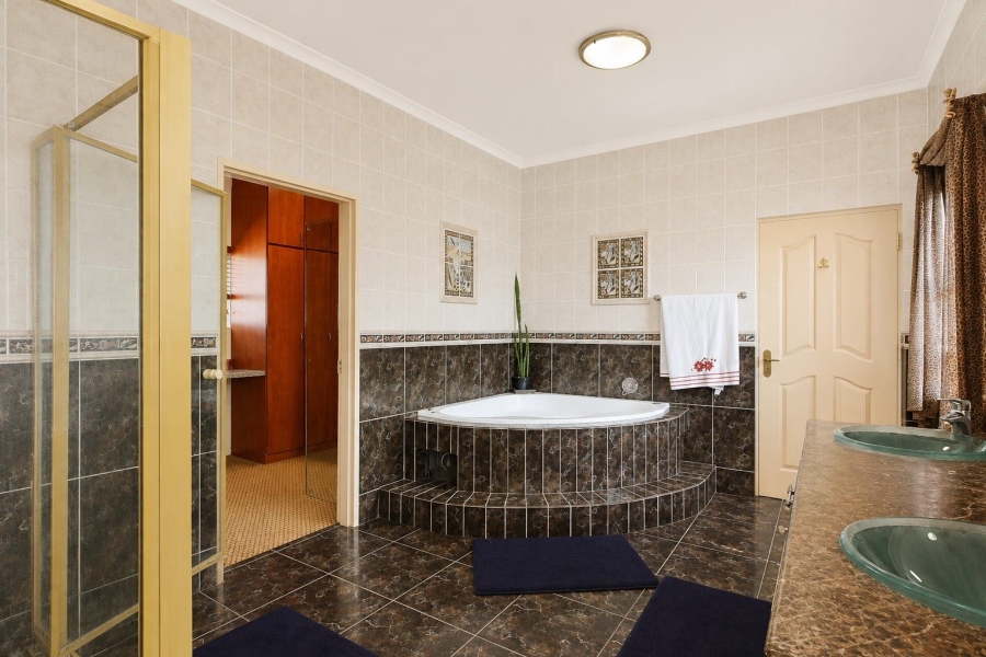 6 Bedroom Property for Sale in Sunset Beach Western Cape